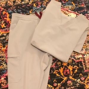 Figs scrubs in cement, size Medium